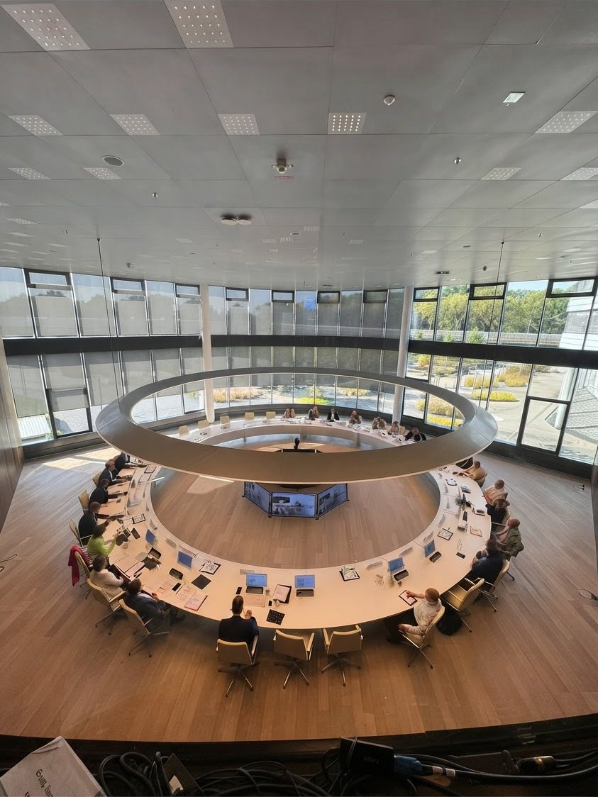 Runder Konferenztisch in einem modernen Sitzungssaal
