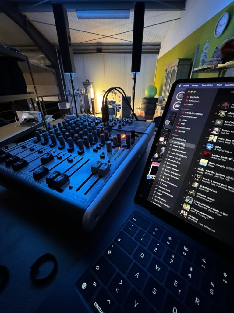 Mischpult und Tablet mit Playlist bei einer Live-Produktion