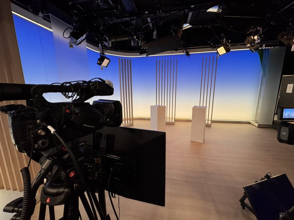 Kamera vor einem beleuchteten TV-Studio-Set
