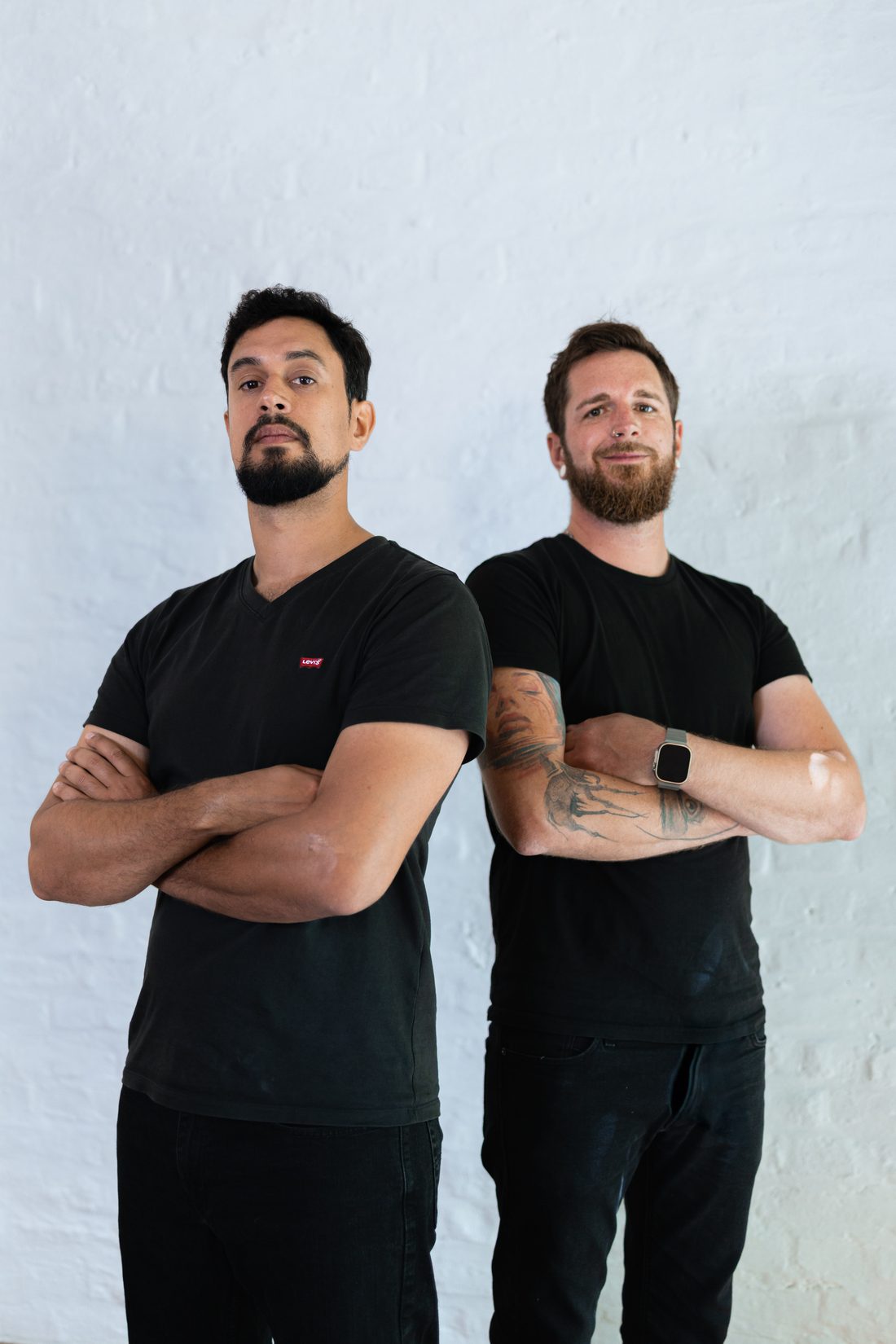 Dominik Dräbing und Joel Willemse vor einer weißen Wand